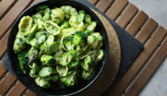Brokkoli-Spargel-Nudeln mit Spinat-Sauce