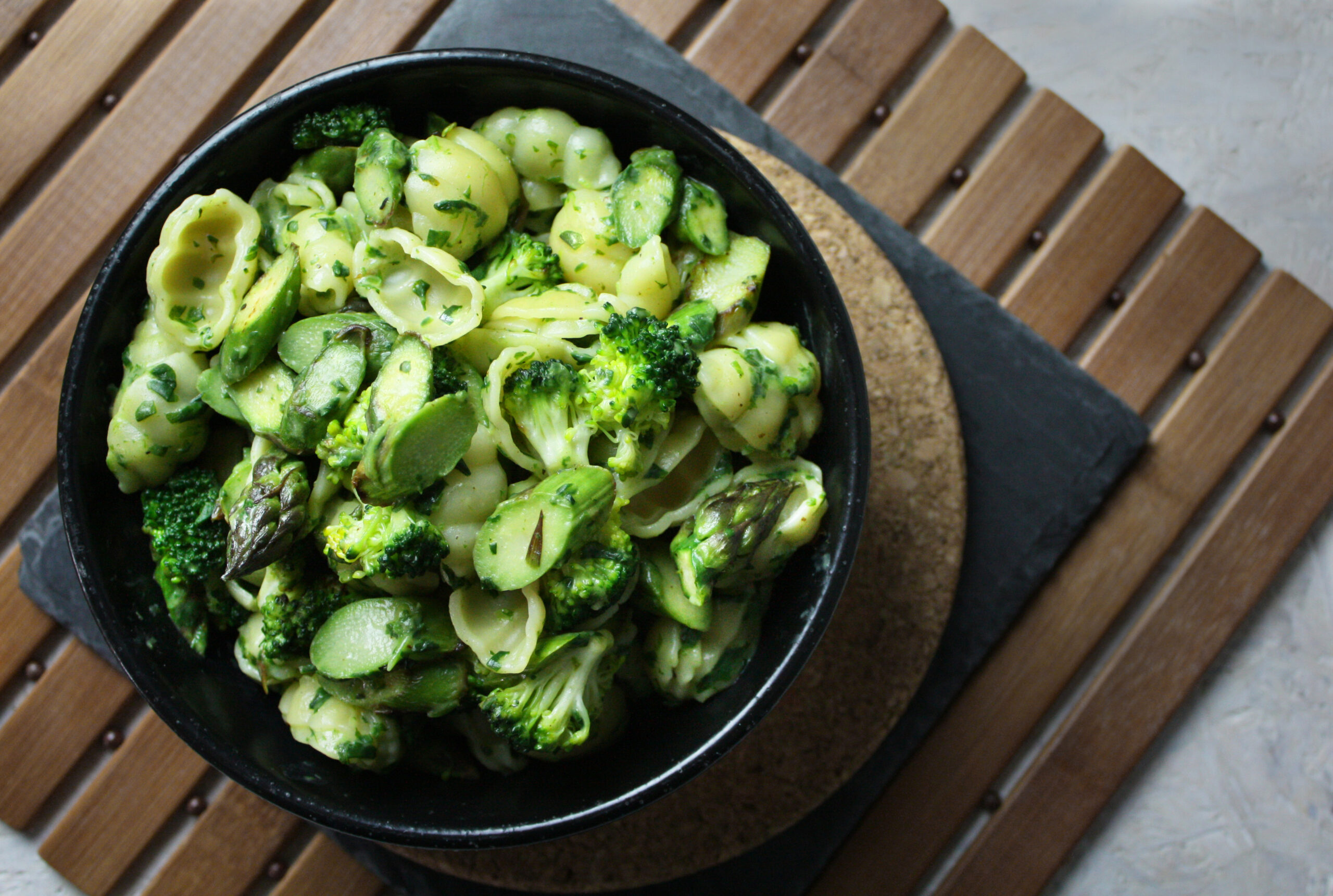 Brokkoli-Spargel-Nudeln mit Spinat-Sauce