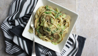 Cremige Pasta mit Pilzen und Pak Choi