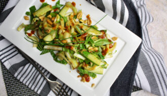 Feuriger Pak Choi-Salat mit Erdnüssen