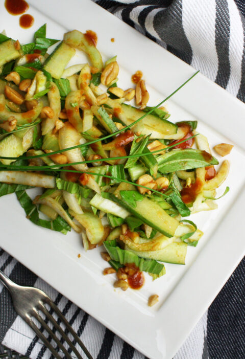 Feuriger Pak Choi-Salat mit Erdnüssen