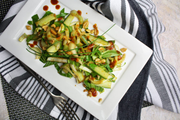 Feuriger Pak Choi-Salat mit Erdnüssen Feuriger Pak Choi-Salat mit Erdnüssen