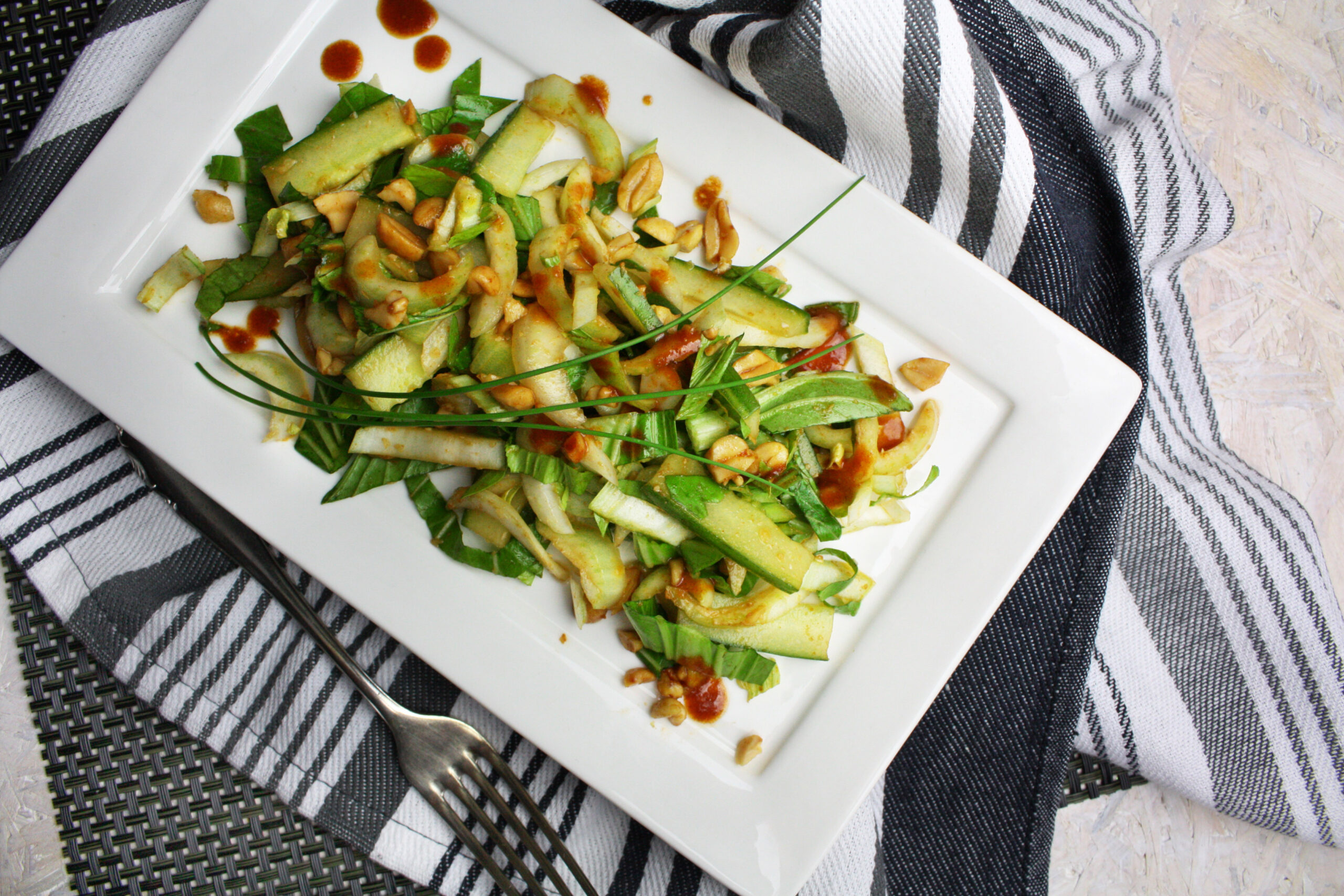 Feuriger Pak Choi-Salat mit Erdnüssen