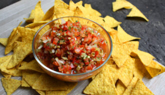 Frische Tomaten-Salsa mit Pfefferschoten