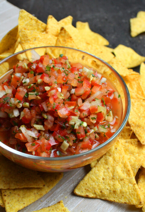 Frische Tomaten-Salsa mit Pfefferschoten