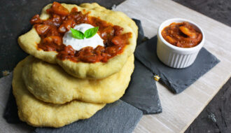 Langos mit Tomatentod