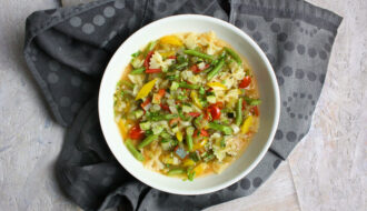 Sommerliche Minestrone mit buntem Gemüse