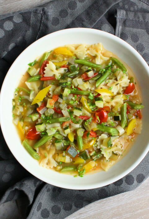 Sommerliche Minestrone mit buntem Gemüse