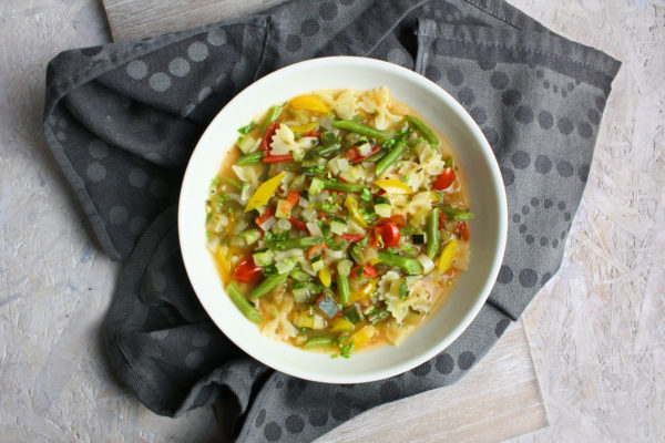 Sommerliche Minestrone mit buntem Gemüse Sommerliche Minestrone mit buntem Gemüse