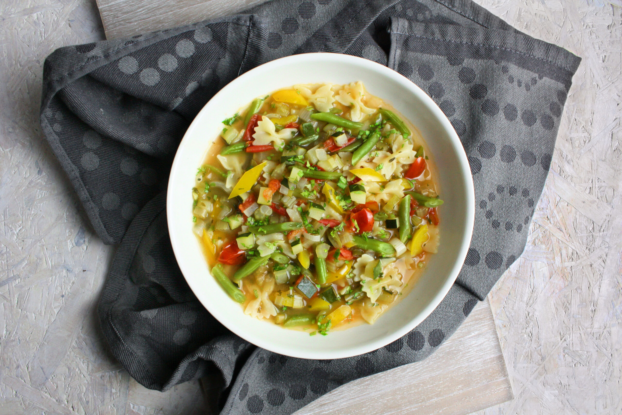 Sommerliche Minestrone mit buntem Gemüse