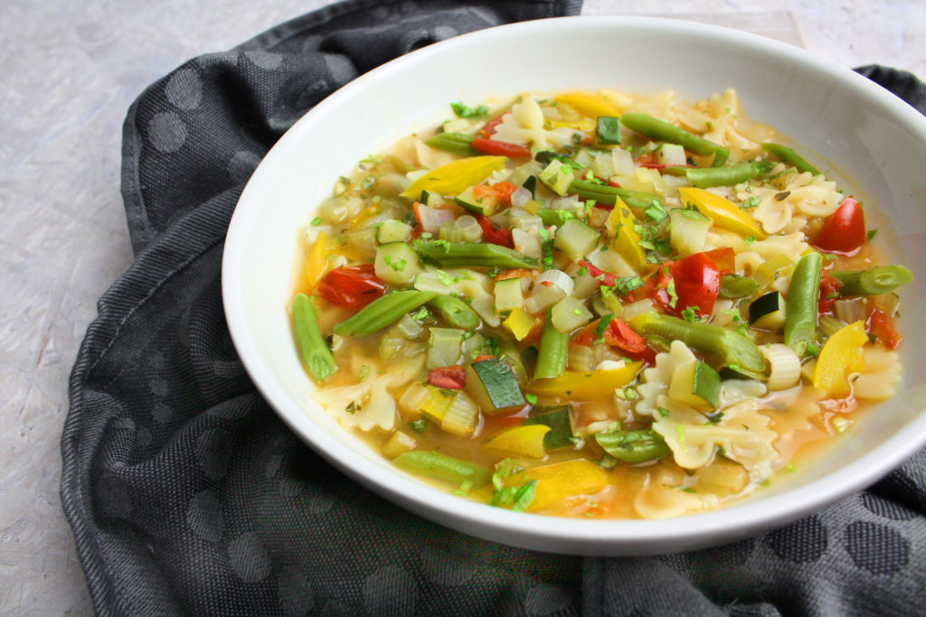 Sommerliche Minestrone mit buntem Gemüse | Toastenstein