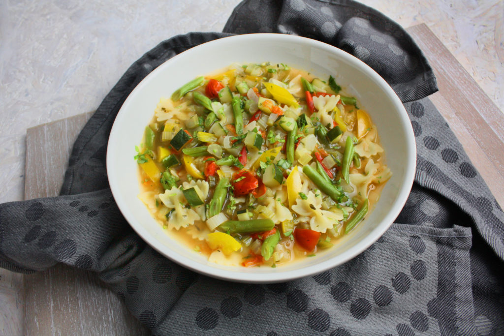 Sommerliche Minestrone mit buntem Gemüse | Toastenstein