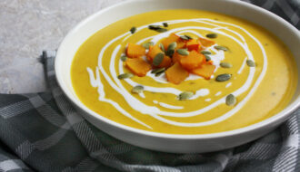 Herbstliche Kürbis-Suppe mit Kokosmilch