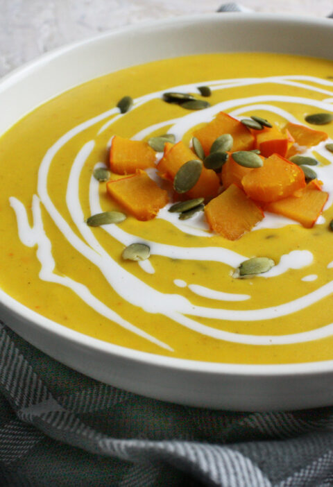 Herbstliche Kürbis-Suppe mit Kokosmilch