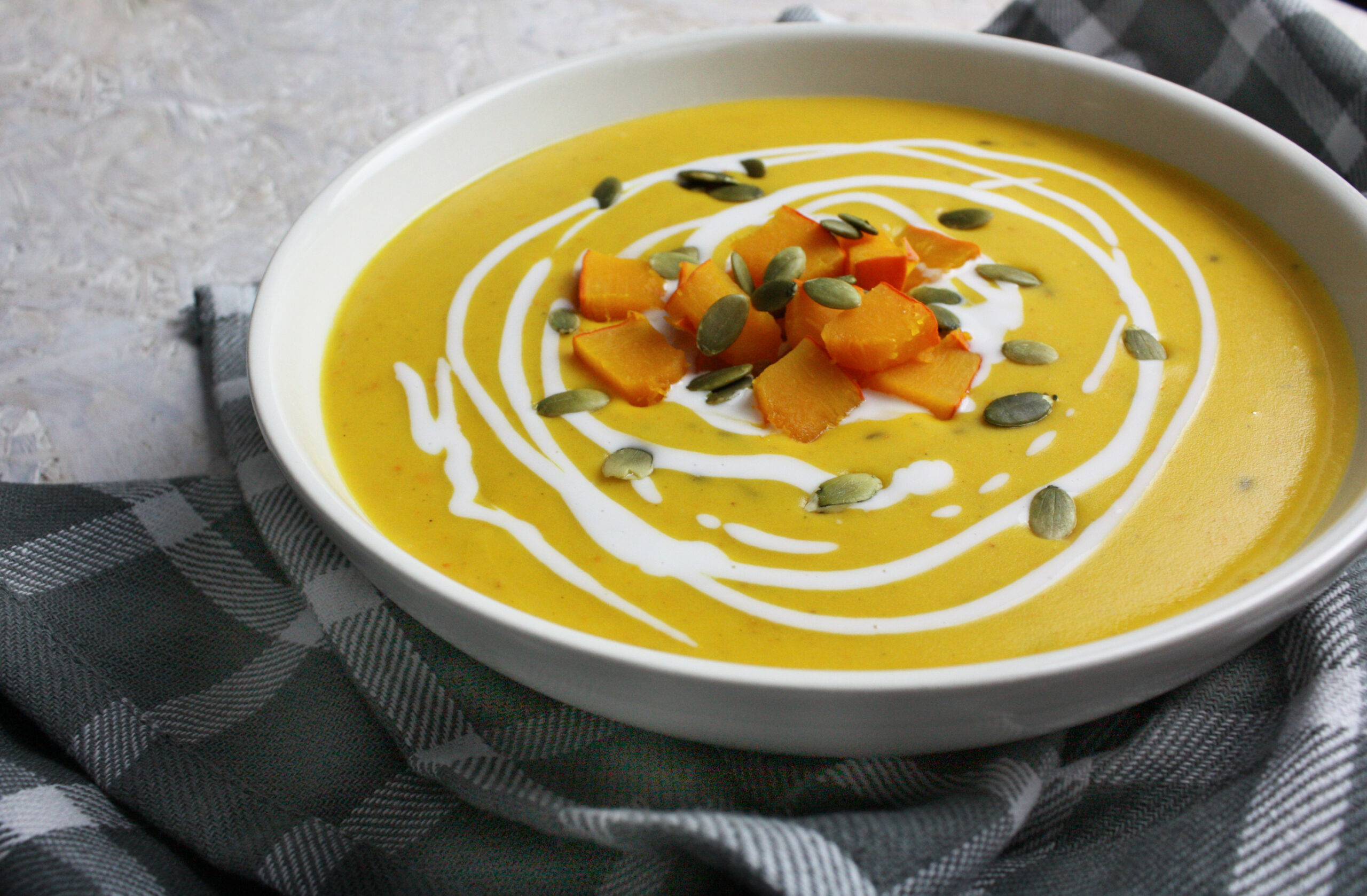 Herbstliche Kürbis-Suppe mit Kokosmilch