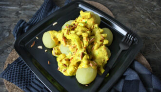 Staudensellerie in Curry-Rahm mit Mandeln