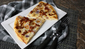 Weiße Pizza mit getrockneten Tomaten