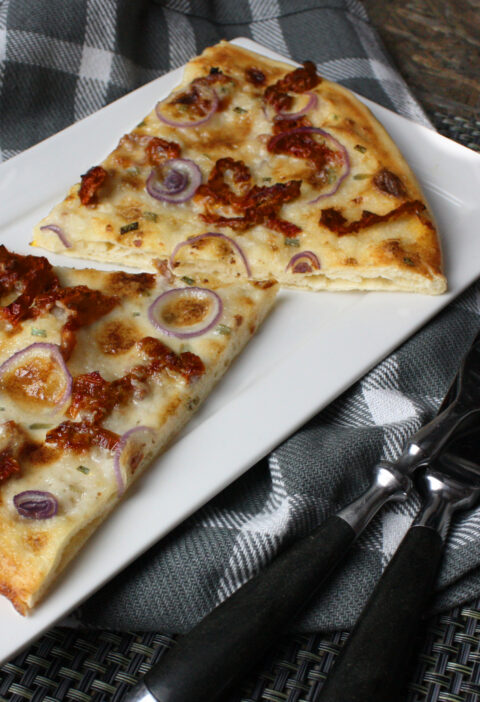 Weiße Pizza mit getrockneten Tomaten