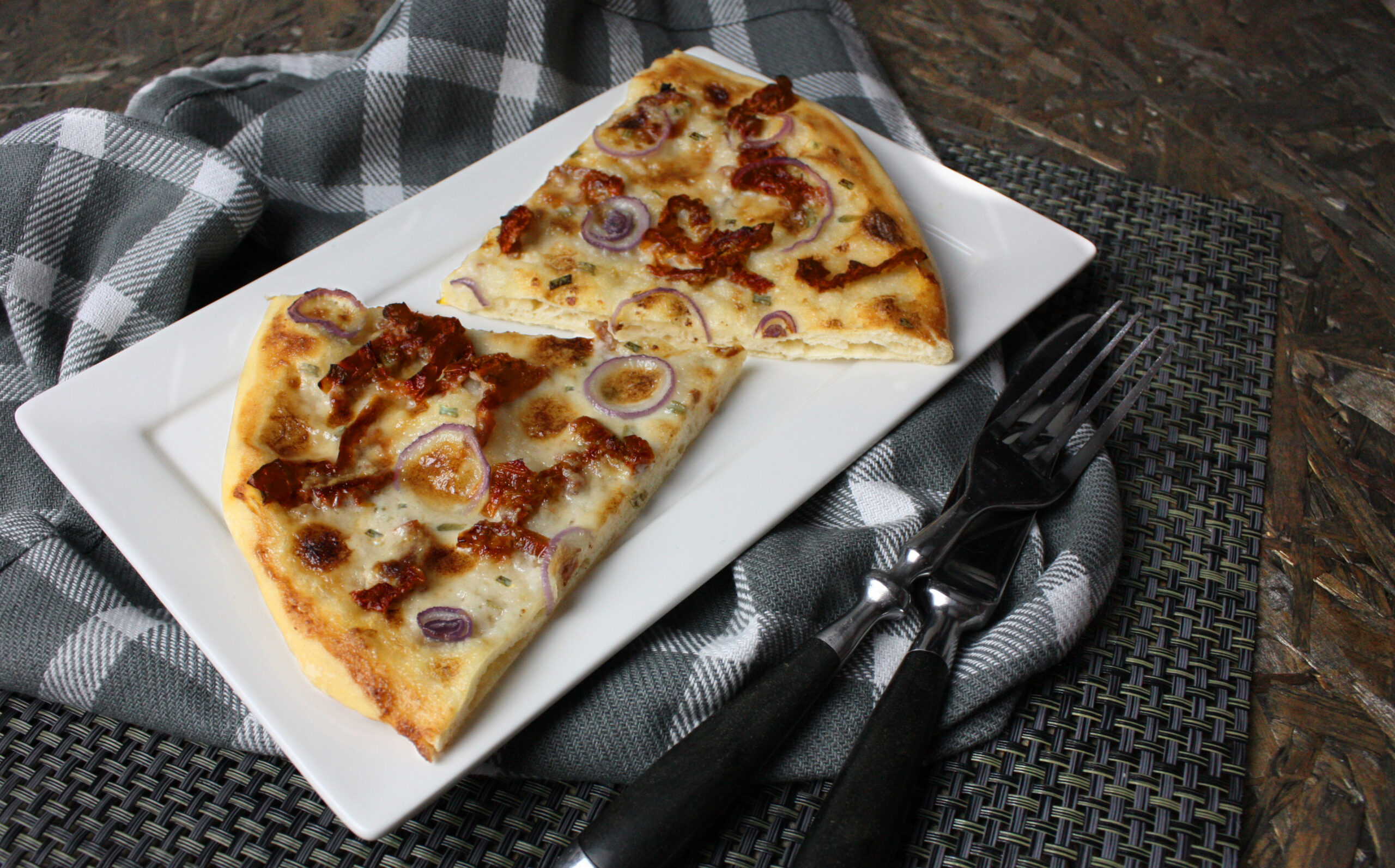 Weiße Pizza mit getrockneten Tomaten