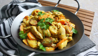 Herzhafte Gnocchi-Pfanne mit bunten Möhren