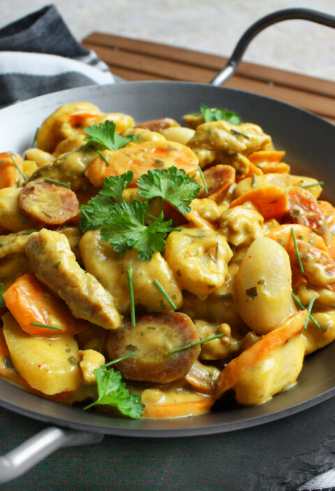 Herzhafte Gnocchi-Pfanne mit bunten Möhren