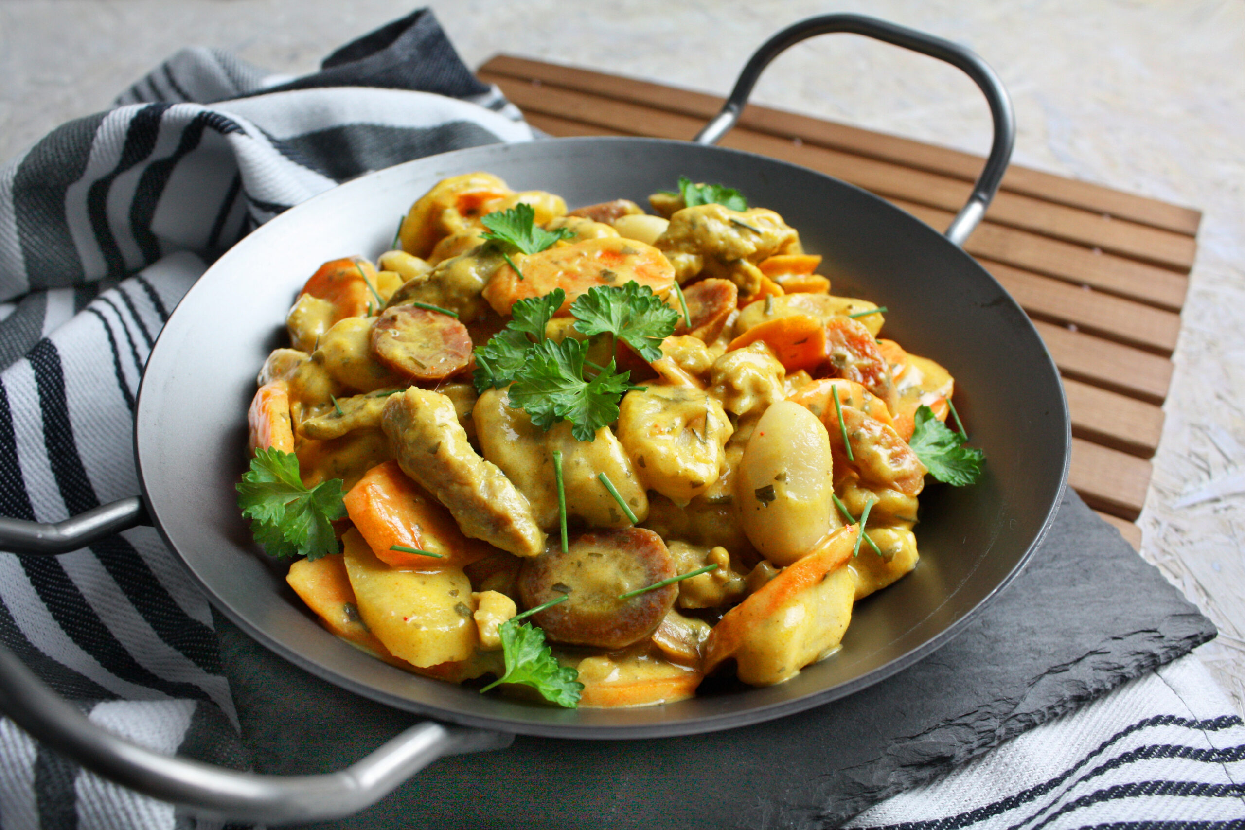 Herzhafte Gnocchi-Pfanne mit bunten Möhren