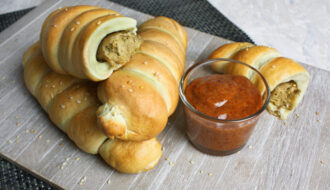 Würstchen im Brezel-Teig mit Senf-Dip