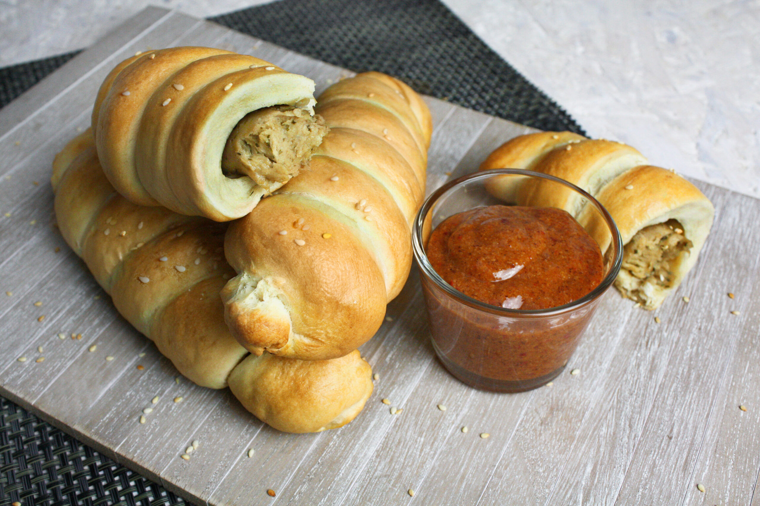 Würstchen im Brezel-Teig mit Senf-Dip