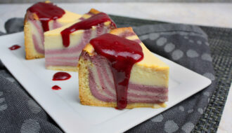 Gestreifter Käsekuchen mit Beeren