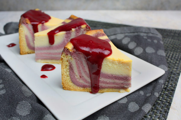 Gestreifter Käsekuchen mit Beeren Gestreifter Käsekuchen mit Beeren
