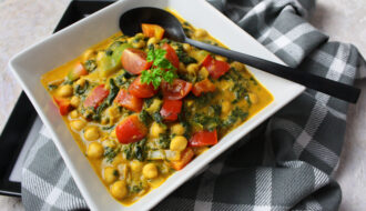 Cremiges Spinat-Curry mit Kichererbsen