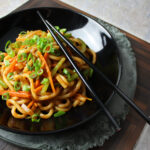 Asiatische Udon-Nudeln mit Gemüse