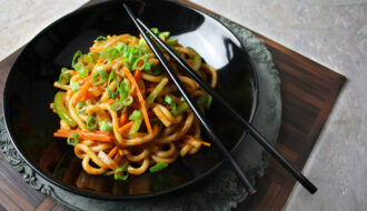 Asiatische Udon-Nudeln mit Gemüse