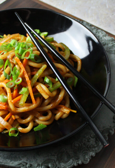 Asiatische Udon-Nudeln mit Gemüse