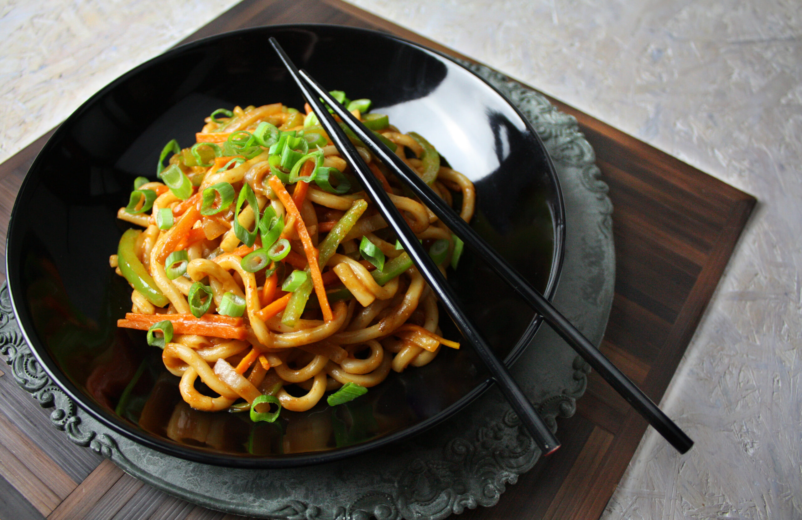 Asiatische Udon-Nudeln mit Gemüse