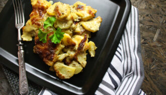 Kartoffelgratin mit Kräutern und Hefeschmelz