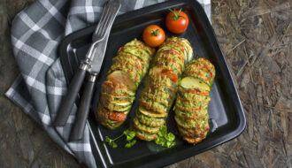 Hassleback-Zucchini mit Kräuter-Käse-Kruste