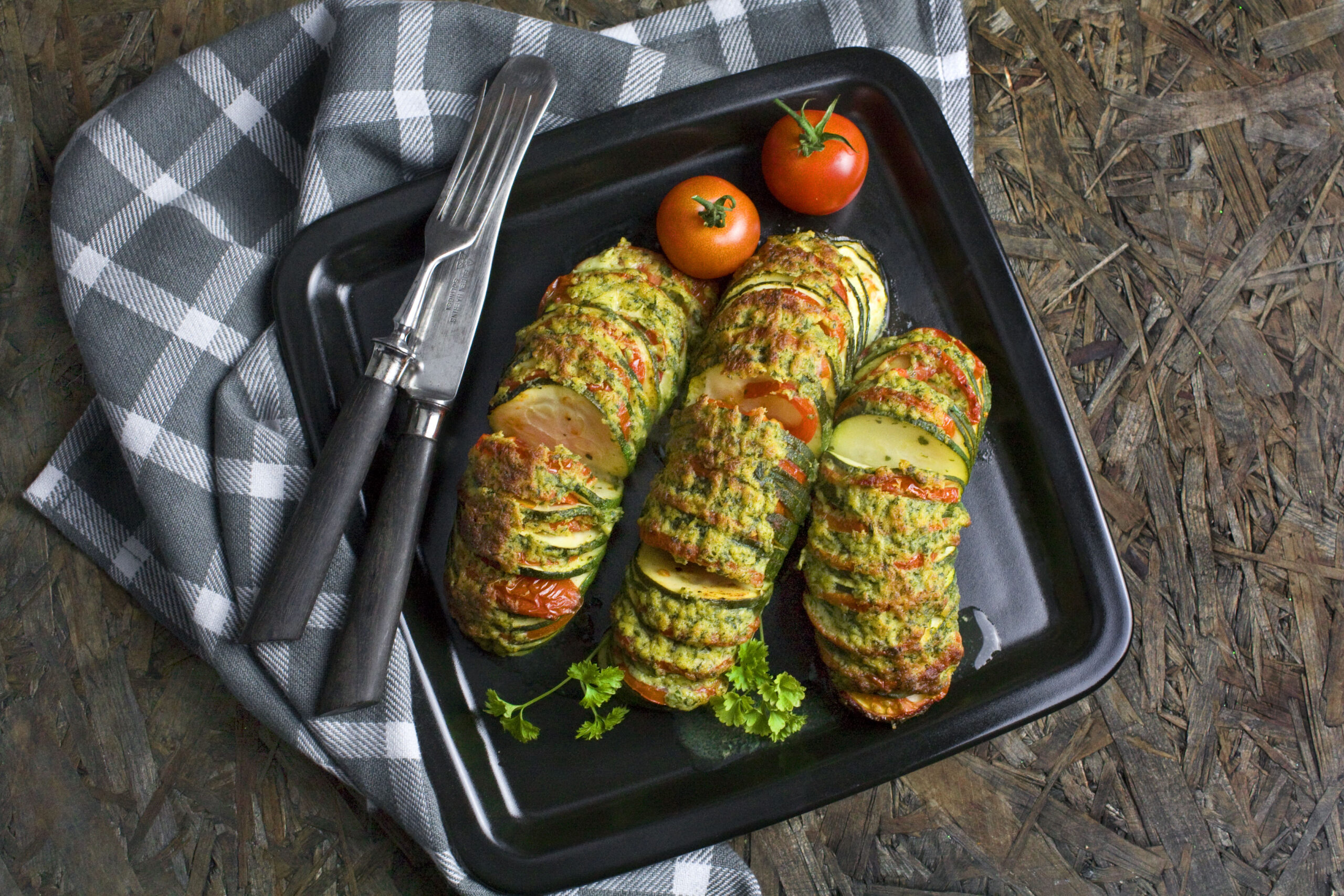 Hassleback-Zucchini mit Kräuter-Käse-Kruste