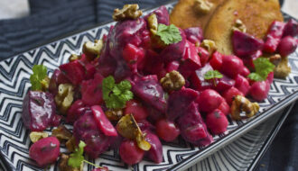 Rote Bete-Salat mit Apfel und Walnüssen