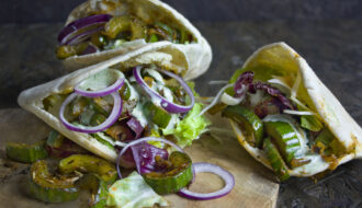 Geschmorte Gyros-Gurken in Pita-Taschen