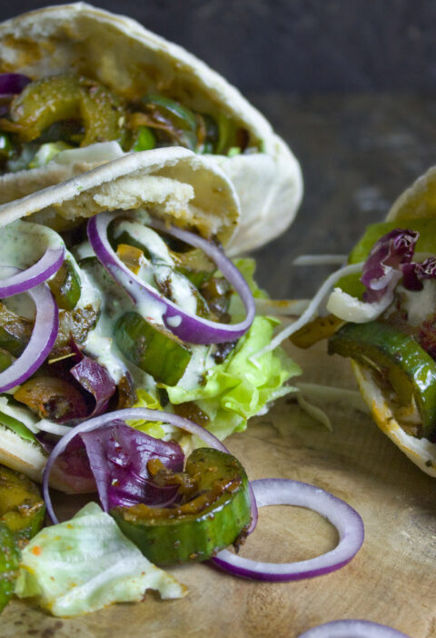 Geschmorte Gyros-Gurken in Pita-Taschen