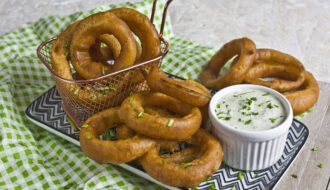 Zwiebelringe mit Ranch-Dressing