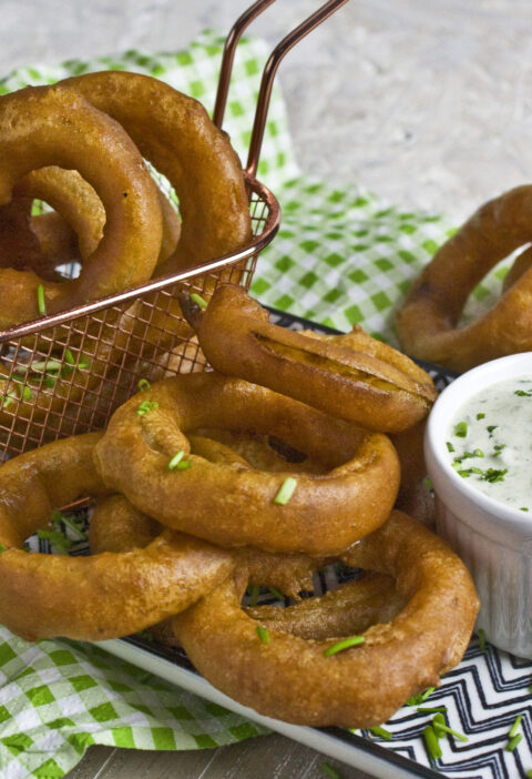 Zwiebelringe mit Ranch-Dressing