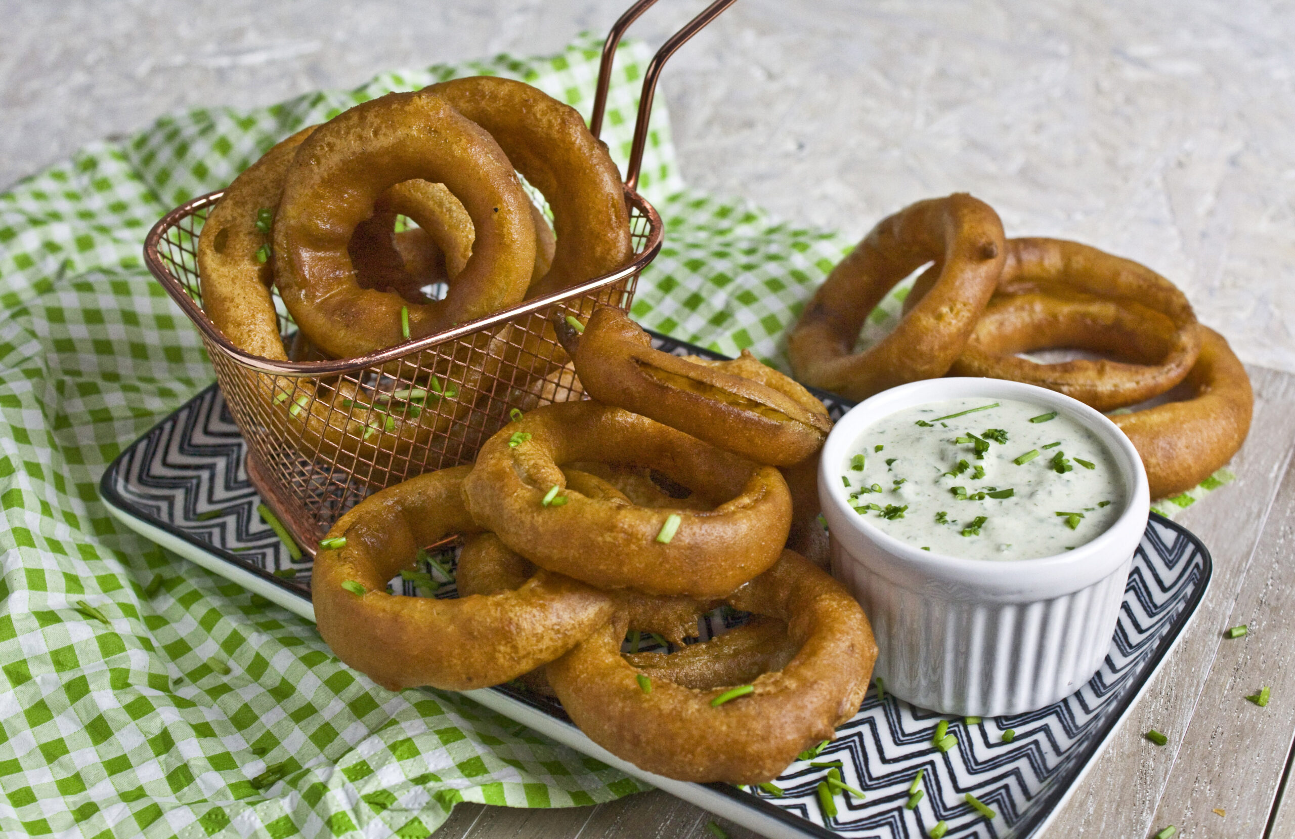 Zwiebelringe mit Ranch-Dressing