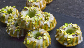 Kleine Avocado-Kuchen mit Limette und Pistazien