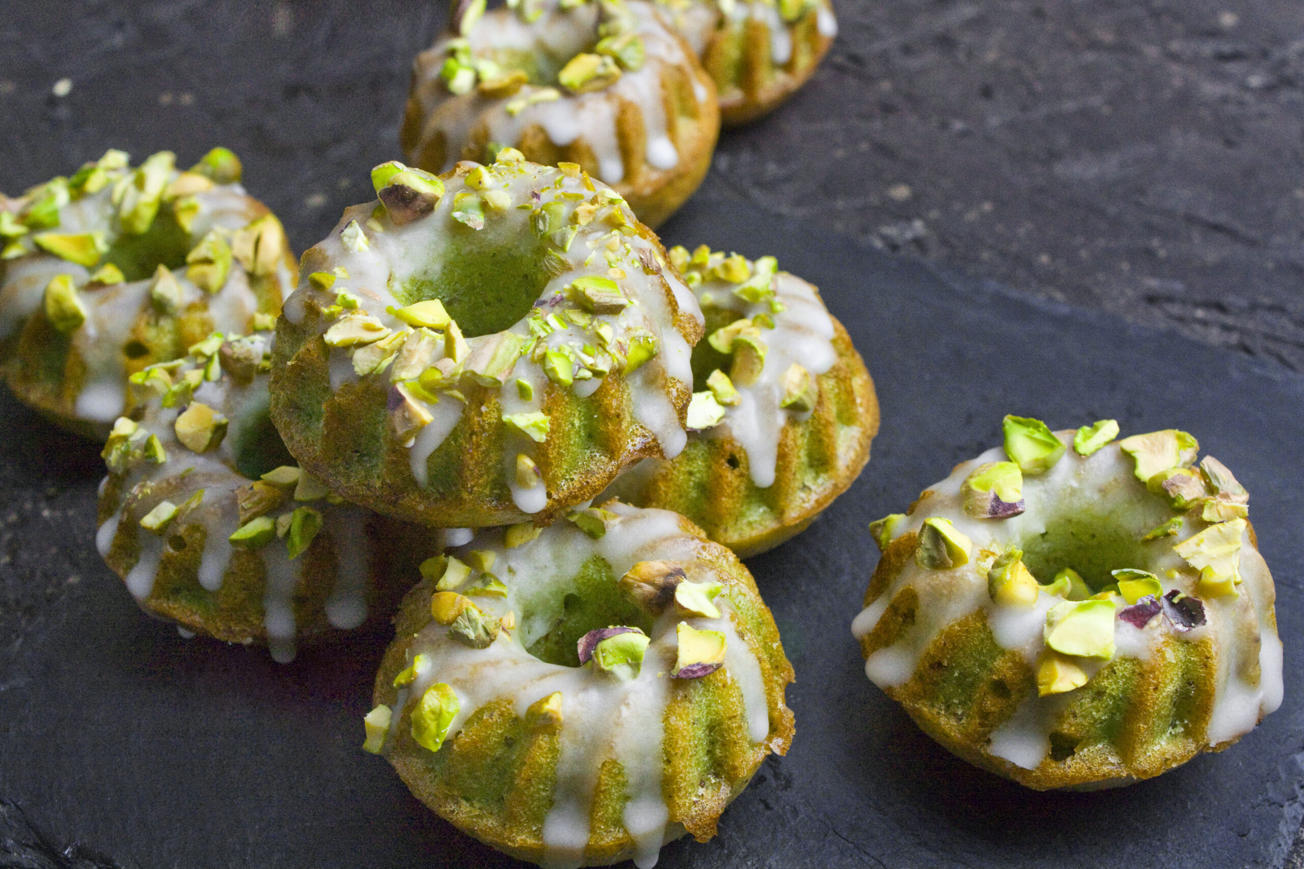 Kleine Avocado-Kuchen mit Limette und Pistazien