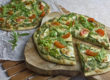 Grüne Pizza mit Zucchini und Rucola
