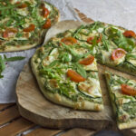 Grüne Pizza mit Zucchini und Rucola