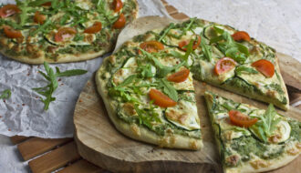 Grüne Pizza mit Zucchini und Rucola