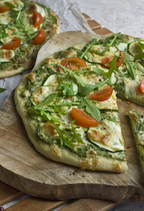 Grüne Pizza mit Zucchini und Rucola